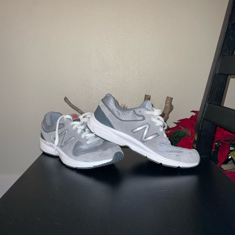 Mens New Balance tennis shoes size 9.5US